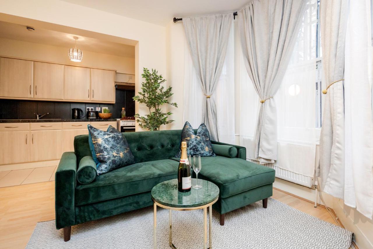 Elegant Kensington Apartment With Patio Londra Dış mekan fotoğraf